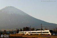 371系「特急あさぎり6号」、夕暮れの富士山バックを行く